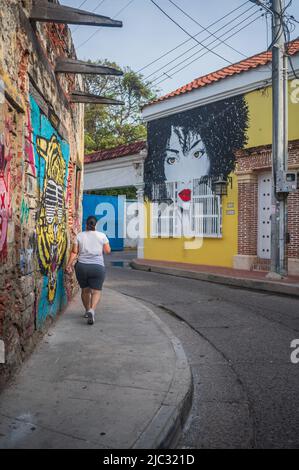 Farbenfrohe Graffitis bereichern die Mauern von Getsemani, dem coolsten Viertel in Cartagena de Indias, Kolumbien Stockfoto