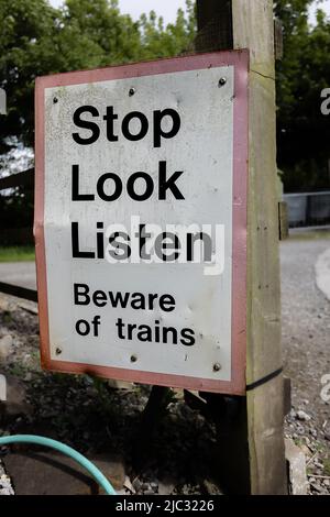 Hören Sie auf, achten Sie auf das Zugschild am Bahnhof Bolton Abbey, Yorkshire, Großbritannien Stockfoto