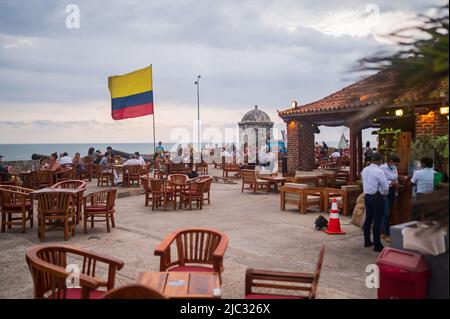 Die beliebte Lounge-Bar Cafe del Mar befindet sich auf der Baluarte Santo Domingo in der alten ummauerten Stadt Cartagena, Kolumbien Stockfoto