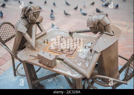 Skulptur, die Schachspieler auf der Plaza de San Pedro Claver, Cartagena, Kolumbien darstellt Stockfoto