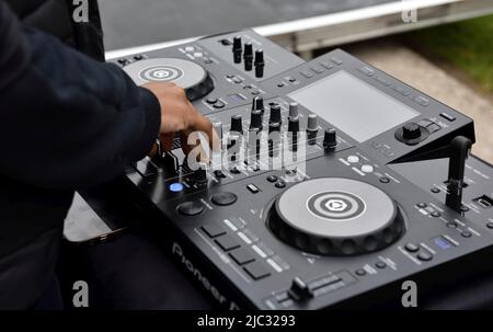 DJ nutzt Pioneer Sound Mixing Deck bei Outdoor-Veranstaltung Stockfoto