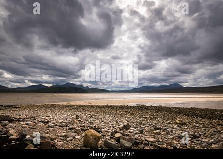 Ein atmosphärisches, sommerliches HDR-Bild des Kyle of Tongue mit Ben Loyal und Ben Hope in der Ferne, Sutherland, Schottland. 31 Mai 2022 Stockfoto