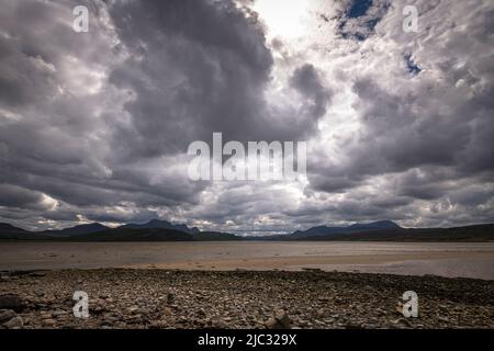 Ein atmosphärisches, sommerliches HDR-Bild des Kyle of Tongue mit Ben Loyal und Ben Hope in der Ferne, Sutherland, Schottland. 31 Mai 2022 Stockfoto