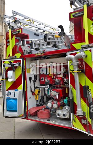 Nahaufnahme der Pumpenauslässe und Schlauchanschlüsse an der Rückseite der LKW-Leitern oben, England Stockfoto