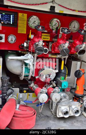 Nahaufnahme der Pumpenauslässe und Schlauchanschlüsse an der Rückseite des LKW, England Stockfoto