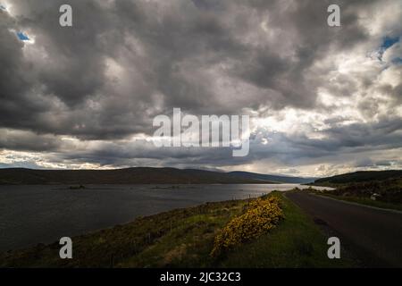 Ein düsteres HDR-Sommerbild von Loch Shin und der A838-Front-Laxford-Brücke nach Lairg in Sutherland, Schottland. 31 Mai 2022 Stockfoto