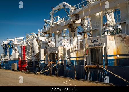 Ein sonniges, sommerliches HDR-Bild von Schiffen, die in Fraserburgh Harbour, Aberdeenshire, Schottland, gebunden sind. 01. Juni 2022 Stockfoto