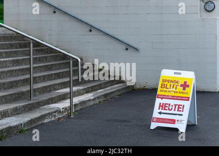 Bornheim, Nordrhein-Westfalen, Deutschland - 9. Juni 2022: Schild mit deutschem Text: 'Blutspende am Deutschen Roten Kreuz. Jetzt mitmachen und Leben retten. Stockfoto