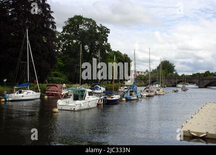 TOTNES, Großbritannien - 26. JUNI 2021 an einem bewölkten Tag vertäuten Boote auf dem River Dart Stockfoto