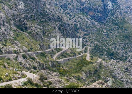 Autos und Radfahrer auf Sa Calobra gewundene Serpentinenstraße in Mallorca, Spanien Stockfoto