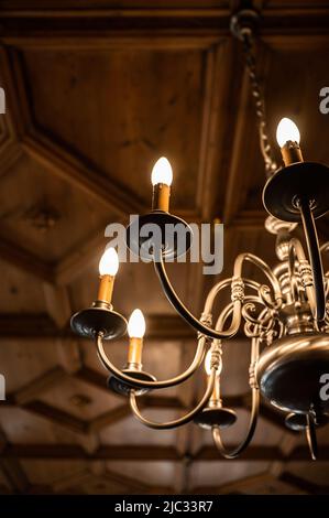 Rottweil, Deutschland. 09.. Juni 2022. Im Alten Rathaus leuchtet ein Kronleuchter. Kredit: Silas Stein/dpa/Alamy Live Nachrichten Stockfoto