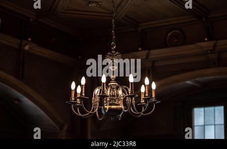 Rottweil, Deutschland. 09.. Juni 2022. Im Alten Rathaus leuchtet ein Kronleuchter. Kredit: Silas Stein/dpa/Alamy Live Nachrichten Stockfoto