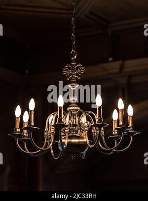 Rottweil, Deutschland. 09.. Juni 2022. Im Alten Rathaus leuchtet ein Kronleuchter. Kredit: Silas Stein/dpa/Alamy Live Nachrichten Stockfoto