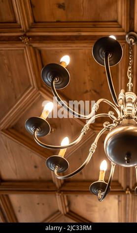 Rottweil, Deutschland. 09.. Juni 2022. Im Alten Rathaus leuchtet ein Kronleuchter. Kredit: Silas Stein/dpa/Alamy Live Nachrichten Stockfoto