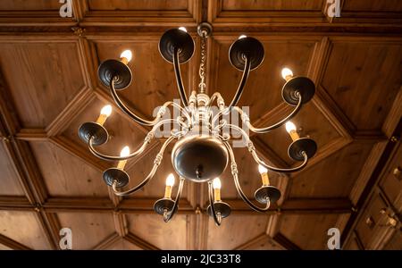 Rottweil, Deutschland. 09.. Juni 2022. Im Alten Rathaus leuchtet ein Kronleuchter. Kredit: Silas Stein/dpa/Alamy Live Nachrichten Stockfoto