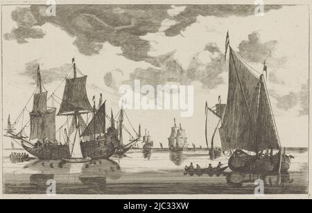 Links ein Kriegsschiff mit einem kleinen Segelschiff und einer Schlinge daneben. Rechts ein Segelschiff und ein Schiffsschlaufe, Segelschiffe und Schiffsschlaufen auf ruhigen Meereslandschaften (Serientitel), Druckerei: Anonym, Niederlande, 1600 - 1700, Papier, Radierung, Gravur, H 159 mm × B 253 mm Stockfoto