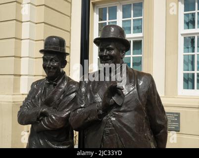 Bronzestatuen von Laurel & Hardy in der Krönungshalle Ulverston Cumbria England Stockfoto