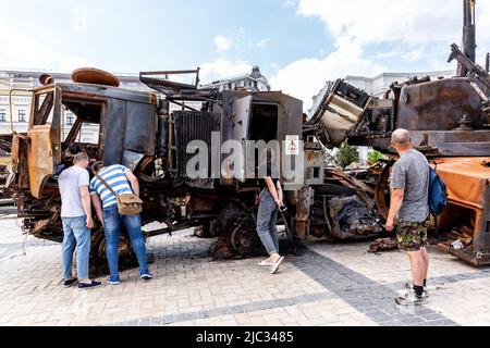 Kiew, Ukraine. 09.. Juni 2022. Am 9. Juni 2022 werden auf dem Michailowskyj-Platz in der Altstadt von Kiew, Ukraine, zerstörte russische Kriegsfahrzeuge ausgestellt. Als die Russische Föderation vor 3 und einem halben Monat in die Ukraine einmarschierte, dauern die heftigen Kämpfe im Osten des Landes an. Die Hauptstadt Kiew bleibt in relativer Sicherheit, obwohl in der ganzen Stadt Erinnerungen an den Krieg wie schützende Sandsäcke, Straßensperren, nationale und Anti-Kriegs-Symbole zu sehen sind. (Foto von Dominika Zarzycka/Sipa USA) Quelle: SIPA USA/Alamy Live News Stockfoto