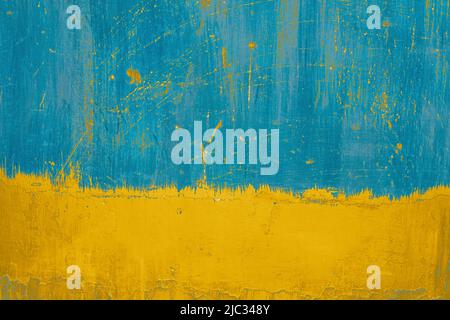 Grunge abstrakte blau-gelbe Wand als Flagge der Freien Unabhängigen Ukraine. Hintergrund mit Rissen und Abstrichen in Gips und mehreren Farbebenen. Speicherplatz Kopieren. Farbe des Jahres. Raue, stilisierte Textur Stockfoto