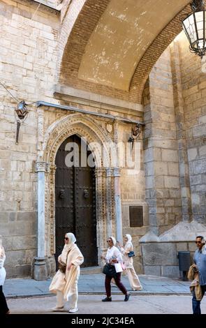 Kathedrale von Toledo. Blick von der Calle Arco de Palacio. Toledo, Castilla La Mancha, Spanien. Stockfoto