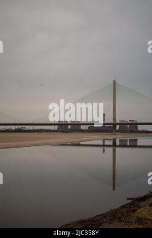 Mersey Gateway Bridge, mit Fiddler's Ferry Power Station im Hintergrund, in Runcorn, Großbritannien. Stockfoto