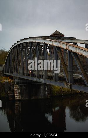 Die Moore Lane Swing Bridge, eine denkmalgeschützte Struktur, befindet sich in Runcorn, Großbritannien. Stockfoto