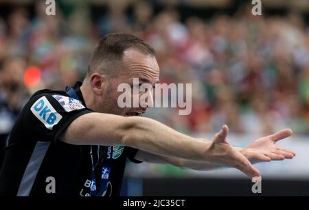 Leipzig, Deutschland. 09.. Juni 2022. Handball: Bundesliga, DHfK Leipzig - SC Magdeburg, Spieltag 33, in der Arena Leipzig. Leipzigs Cheftrainer André Haber reagiert am Rande. Quelle: Hendrik Schmidt/dpa/Alamy Live News Stockfoto