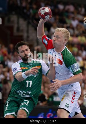 Leipzig, Deutschland. 09.. Juni 2022. Handball: Bundesliga, DHfK Leipzig - SC Magdeburg, Matchday 33, in der Arena Leipzig. Leipziger Lukas Binder (l.) und Magdeburgs Magnus Saugstrup in Aktion. Quelle: Hendrik Schmidt/dpa/Alamy Live News Stockfoto