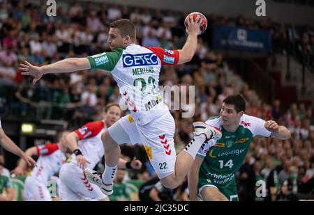 Leipzig, Deutschland. 09.. Juni 2022. Handball: Bundesliga, DHfK Leipzig - SC Magdeburg, Spieltag 33, in der Arena Leipzig. Magdeburgs Lukas Mertens (M) holt sich das bessere von Leipzigs Marko Mamic. Quelle: Hendrik Schmidt/dpa/Alamy Live News Stockfoto