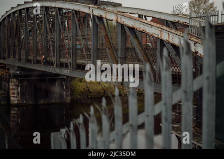 Die Moore Lane Swing Bridge, eine denkmalgeschützte Struktur, befindet sich in Runcorn, Großbritannien. Stockfoto