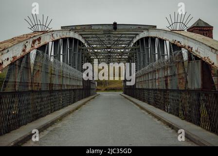 Die Moore Lane Swing Bridge, eine denkmalgeschützte Struktur, befindet sich in Runcorn, Großbritannien. Stockfoto