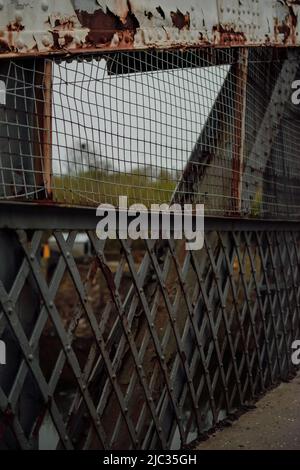 Die Moore Lane Swing Bridge, eine denkmalgeschützte Struktur, befindet sich in Runcorn, Großbritannien. Stockfoto