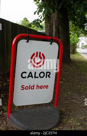 TOTNES, Großbritannien - 26. JUNI 2021 Calor Gas verkauft hier Zeichen Stockfoto