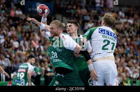 Leipzig, Deutschland. 09.. Juni 2022. Handball: Bundesliga, DHfK Leipzig - SC Magdeburg, Spieltag 33, in der Arena Leipzig. Der Leipziger Maciej Gebala (l) holt sich den Magdeburger Magnus Gullerud. Quelle: Hendrik Schmidt/dpa/Alamy Live News Stockfoto