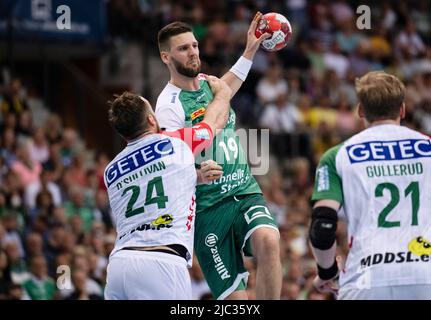 Leipzig, Deutschland. 09.. Juni 2022. Handball: Bundesliga, DHfK Leipzig - SC Magdeburg, Spieltag 33, in der Arena Leipzig. Die Leipziger Sime Ivic (M) holt sich das bessere von Magdeburgs Christian O'Sullivan. Quelle: Hendrik Schmidt/dpa/Alamy Live News Stockfoto