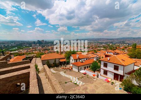 Stadtbild von Ankara. Hauptstadt der Türkei. Traditionelle türkische Häuser im Schloss Ankara. Stockfoto
