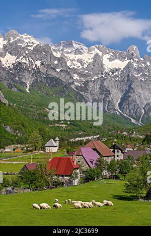 Theth Dorf mit schneebedeckten Bergen im Theth Tal in Albanien Stockfoto