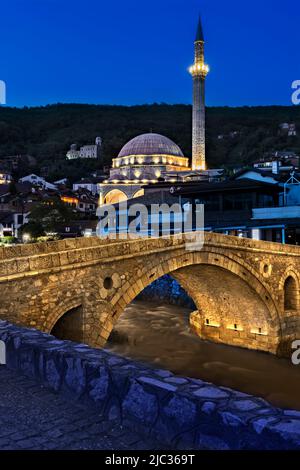 Alte Steinbrücke aus osmanischer Zeit und Sinan-Pascha-Moschee, in Prizren, Kosovo Stockfoto