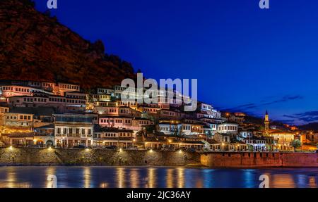 Skyline der Altstadt von Berat mit ihren alten Häusern, in der Abenddämmerung in Albanien. Stockfoto