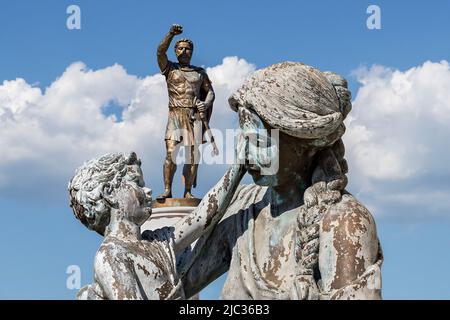 Statuen des Babys Alexander des Großen, seiner Mutter Olympias und seines Vaters König Philip auf dem Stadtplatz von Skopje, Nordmakedonien Stockfoto