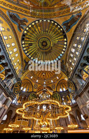 Kuppeln und Kronleuchter der byzantinischen Kathedrale, der Hagia Sophia, die heute als Ayasofya-Moschee in Istanbul, Türkei, bekannt ist Stockfoto