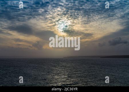 Der Pedngwinian Point blickt an einem stürmischen Abend zwei Stunden vor Sonnenuntergang auf Halzephron Stockfoto