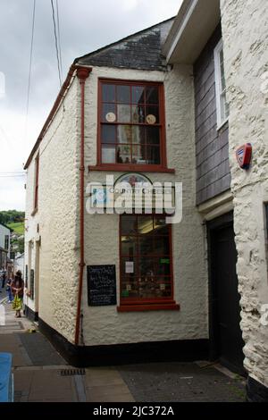 TOTNES, Großbritannien - 26. JUNI 2021 vor dem Country Käseshop in der Ticklemore Street Stockfoto