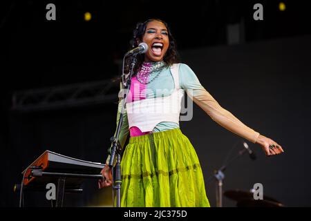 Die amerikanische experimentelle Popmusikerin Chrystia 'Tia' Cabral tritt auf der NOS-Bühne während des NOS Primavera Sound 2022 am 09. Juni 2022 in Porto, Portugal, auf. Stockfoto