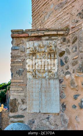 Turm der Alcantara-Brücke. Toledo, Castilla La Mancha, Spanien. Stockfoto