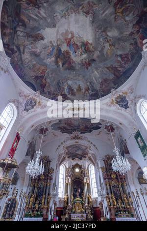 Ansicht des Kirchenschiffs und der bemalten Kuppel, der katholischen Kirche St. Peter und Paul, Mittenwald, Bayern, Deutschland Stockfoto