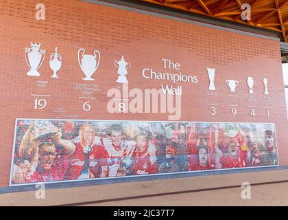 Champions Wall zeigt Fußballtrophäen, die von LFC, Liverpool Football Club, Anfield Stadium, Liverpool, England, VEREINIGTES KÖNIGREICH Stockfoto