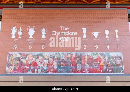 Champions Wall zeigt Fußballtrophäen, die von LFC, Liverpool Football Club, Anfield Stadium, Liverpool, England, VEREINIGTES KÖNIGREICH Stockfoto