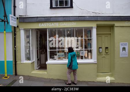 TOTNES, Großbritannien - 26. JUNI 2021 Eastgate Gallery an einem bewölkten Tag in der Fore Street Stockfoto