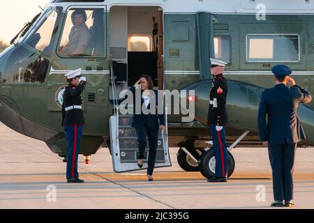 Vizepräsidentin Kamala Harris begrüßt US-Marineinfanteristinnen, als sie Marine 2 auf der Joint Base Andrews, Maryland, aussteigt, Freitag, 25. Juni 2021, Um ihre Reise nach El Paso, Texas, zu beginnen. Stockfoto